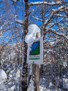 cartello parco nazionale monti sibillini con neve